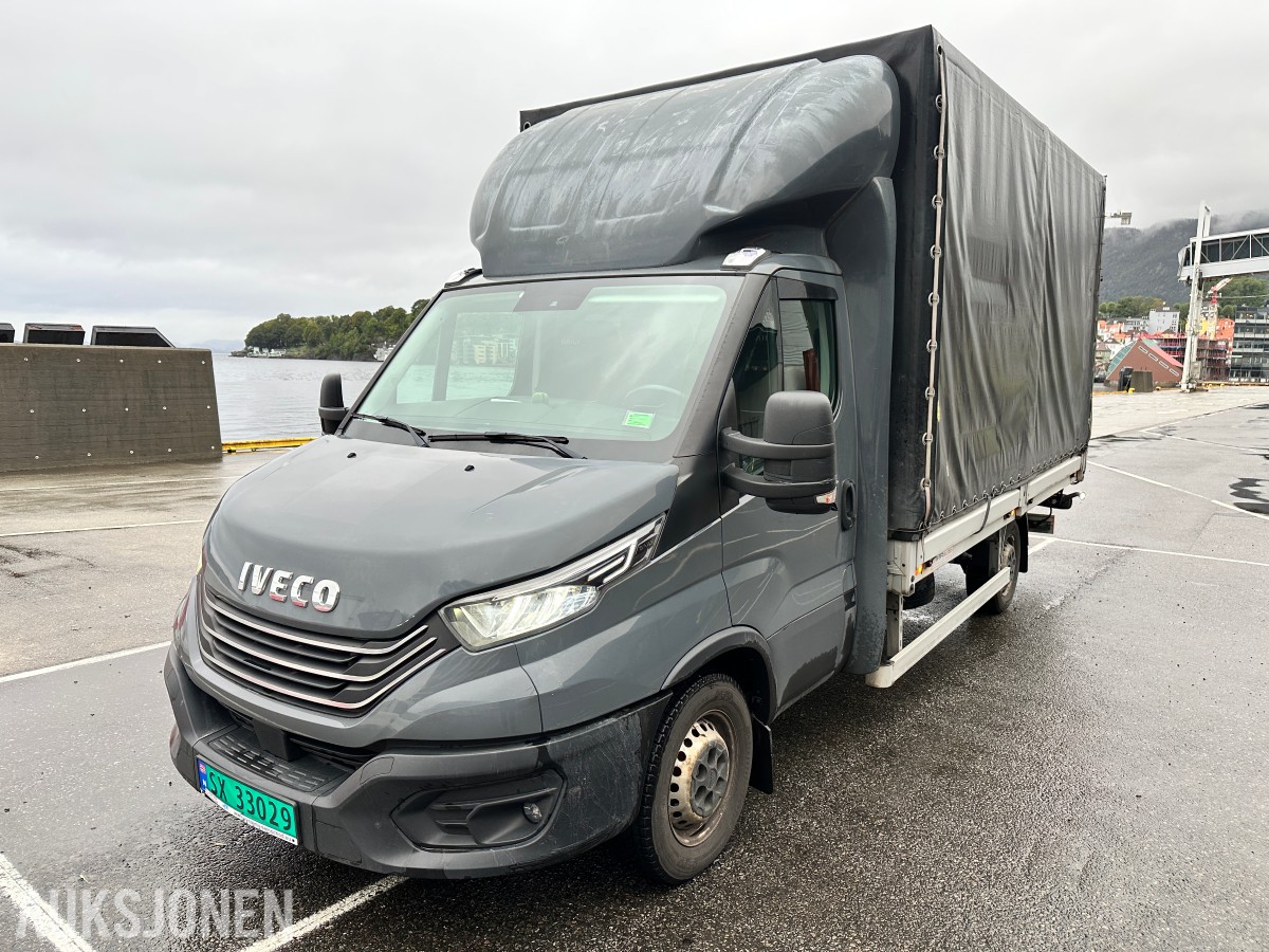 2022 Iveco DAILY 35S18 varebil, kapellpåbygg og Dhollandia bakløfter, 93311km