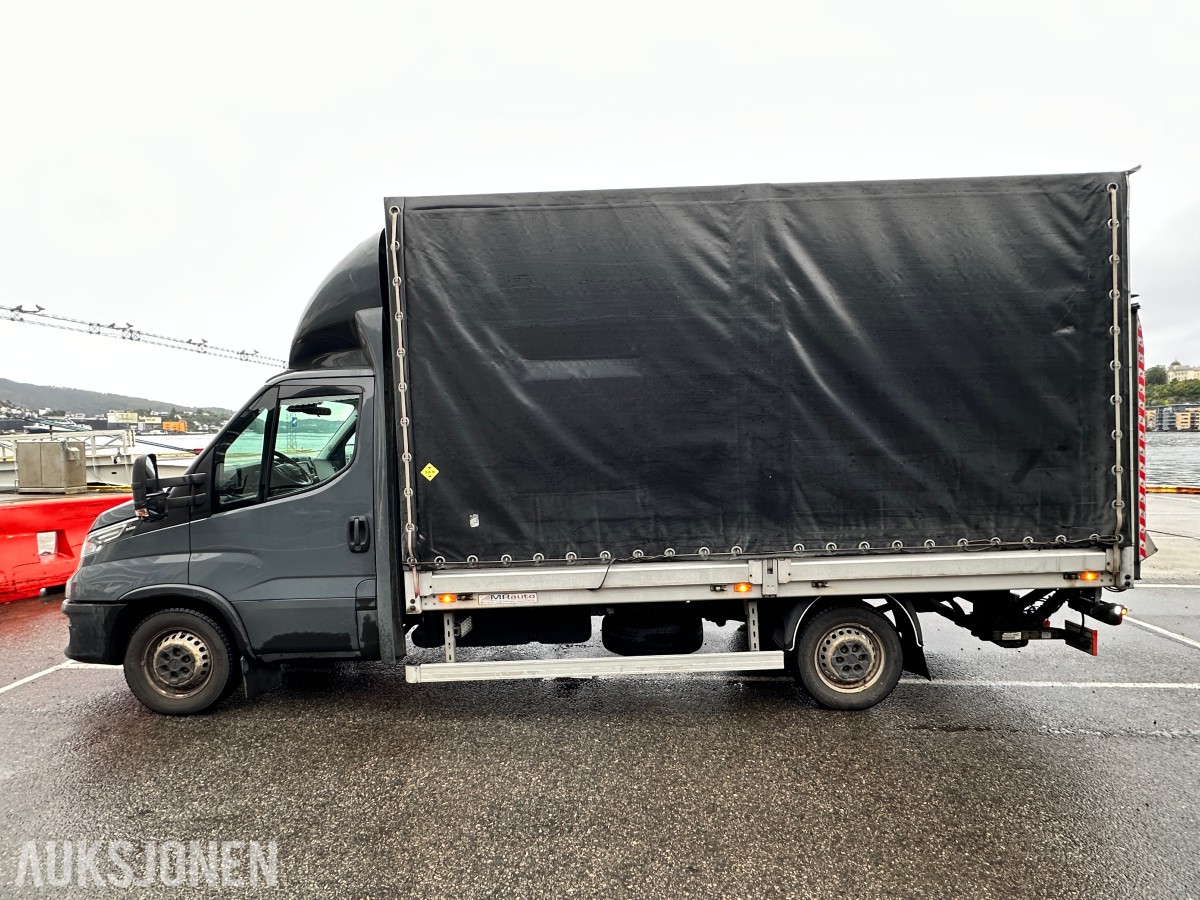 2022 Iveco DAILY 35S18 varebil, kapellpåbygg og Dhollandia bakløfter, 93311km