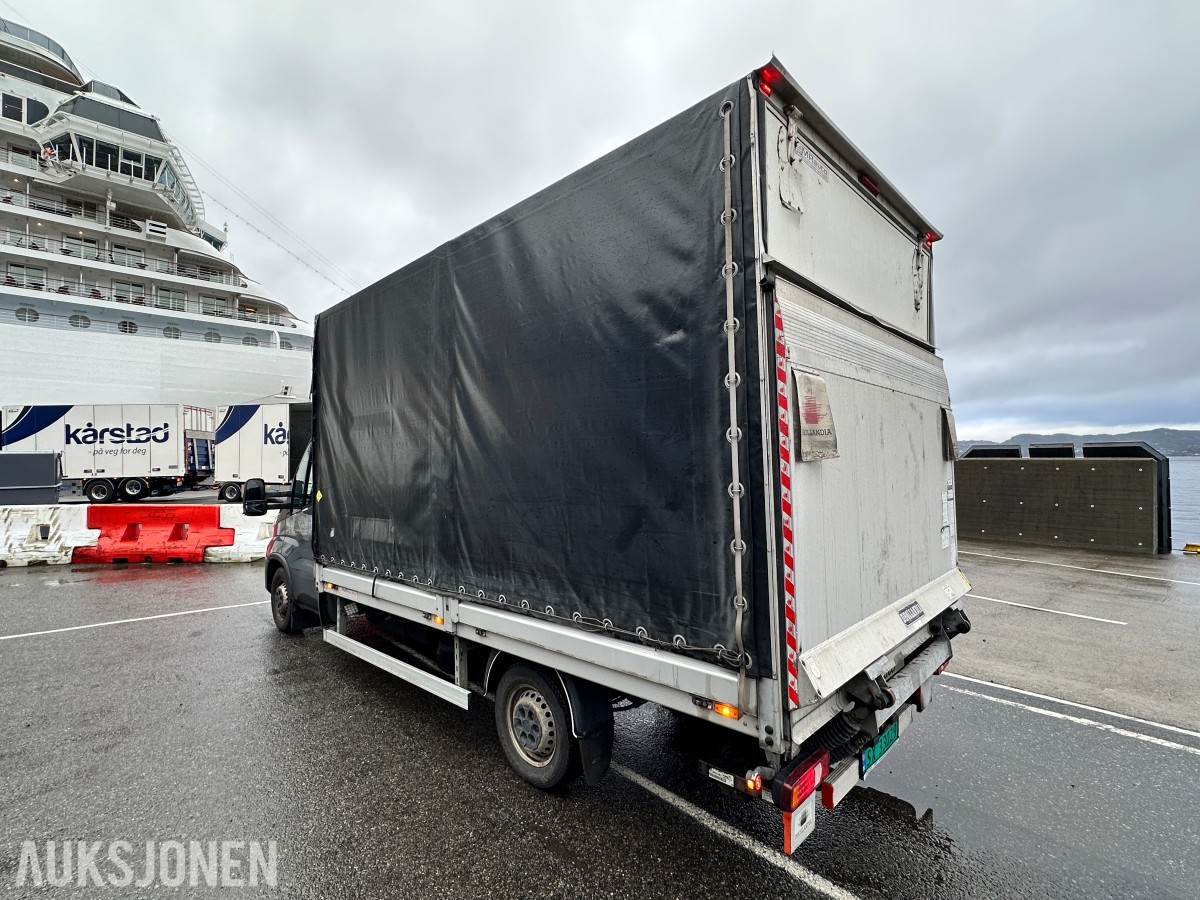 2022 Iveco DAILY 35S18 varebil, kapellpåbygg og Dhollandia bakløfter, 93311km
