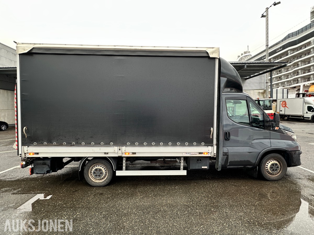 2022 Iveco DAILY 35S18 varebil, kapellpåbygg og Dhollandia bakløfter, 93311km