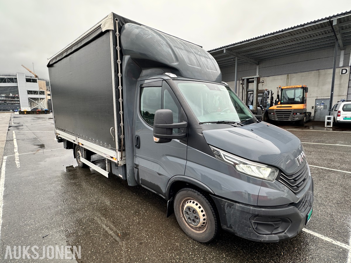 2022 Iveco DAILY 35S18 varebil, kapellpåbygg og Dhollandia bakløfter, 93311km