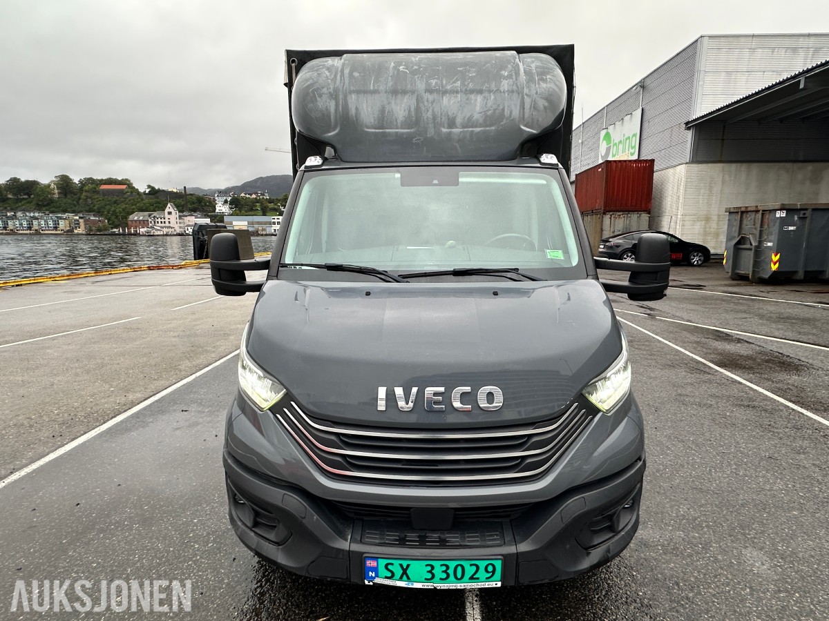 2022 Iveco DAILY 35S18 varebil, kapellpåbygg og Dhollandia bakløfter, 93311km