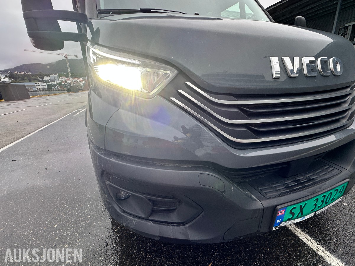 2022 Iveco DAILY 35S18 varebil, kapellpåbygg og Dhollandia bakløfter, 93311km
