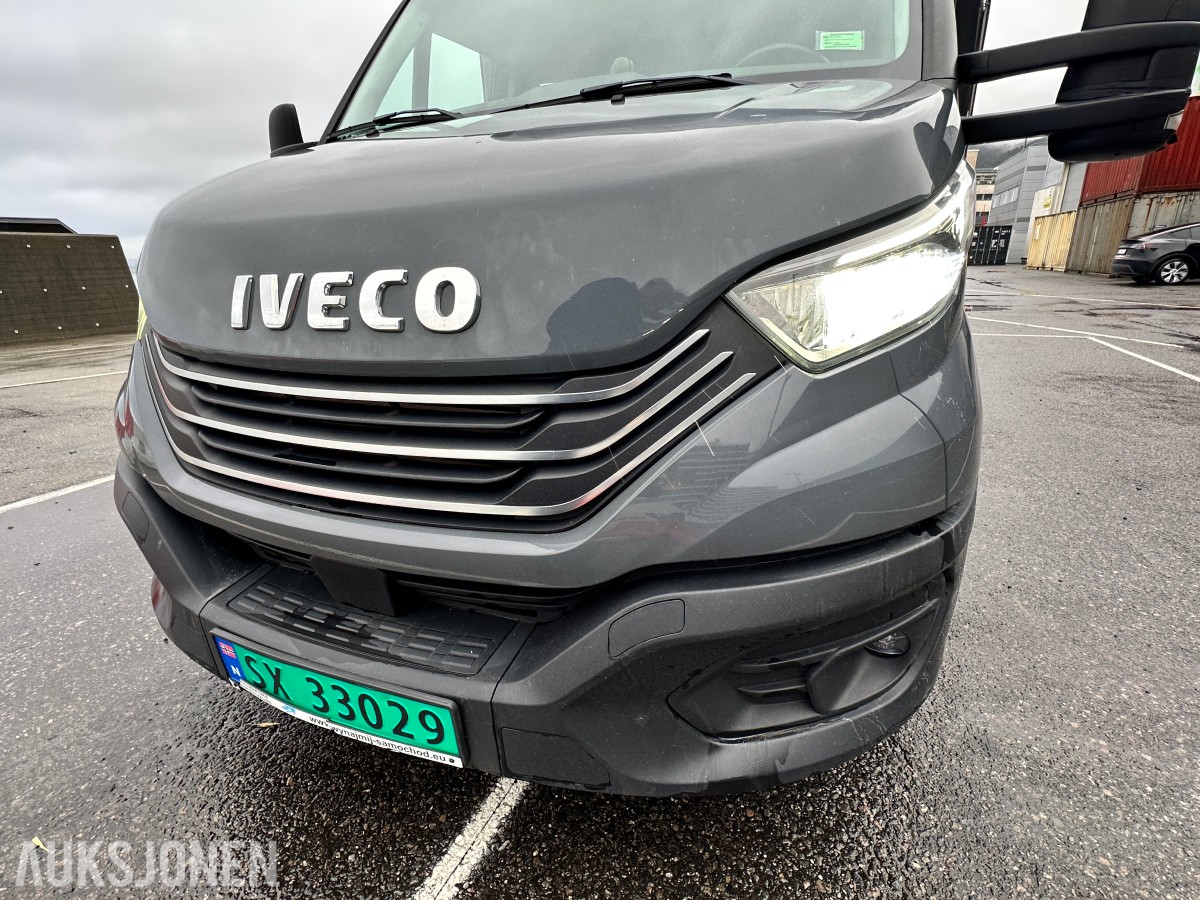 2022 Iveco DAILY 35S18 varebil, kapellpåbygg og Dhollandia bakløfter, 93311km