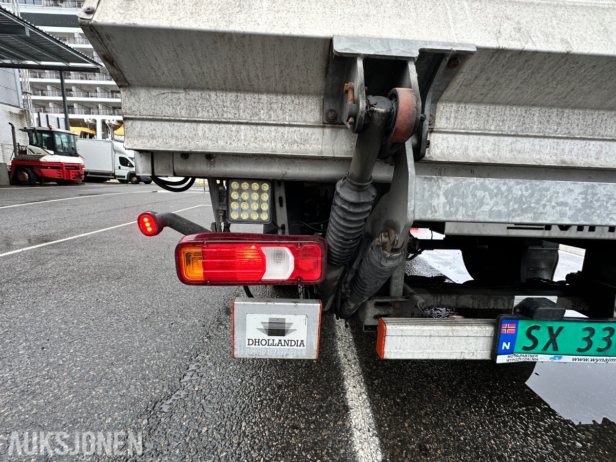 2022 Iveco DAILY 35S18 varebil, kapellpåbygg og Dhollandia bakløfter, 93311km