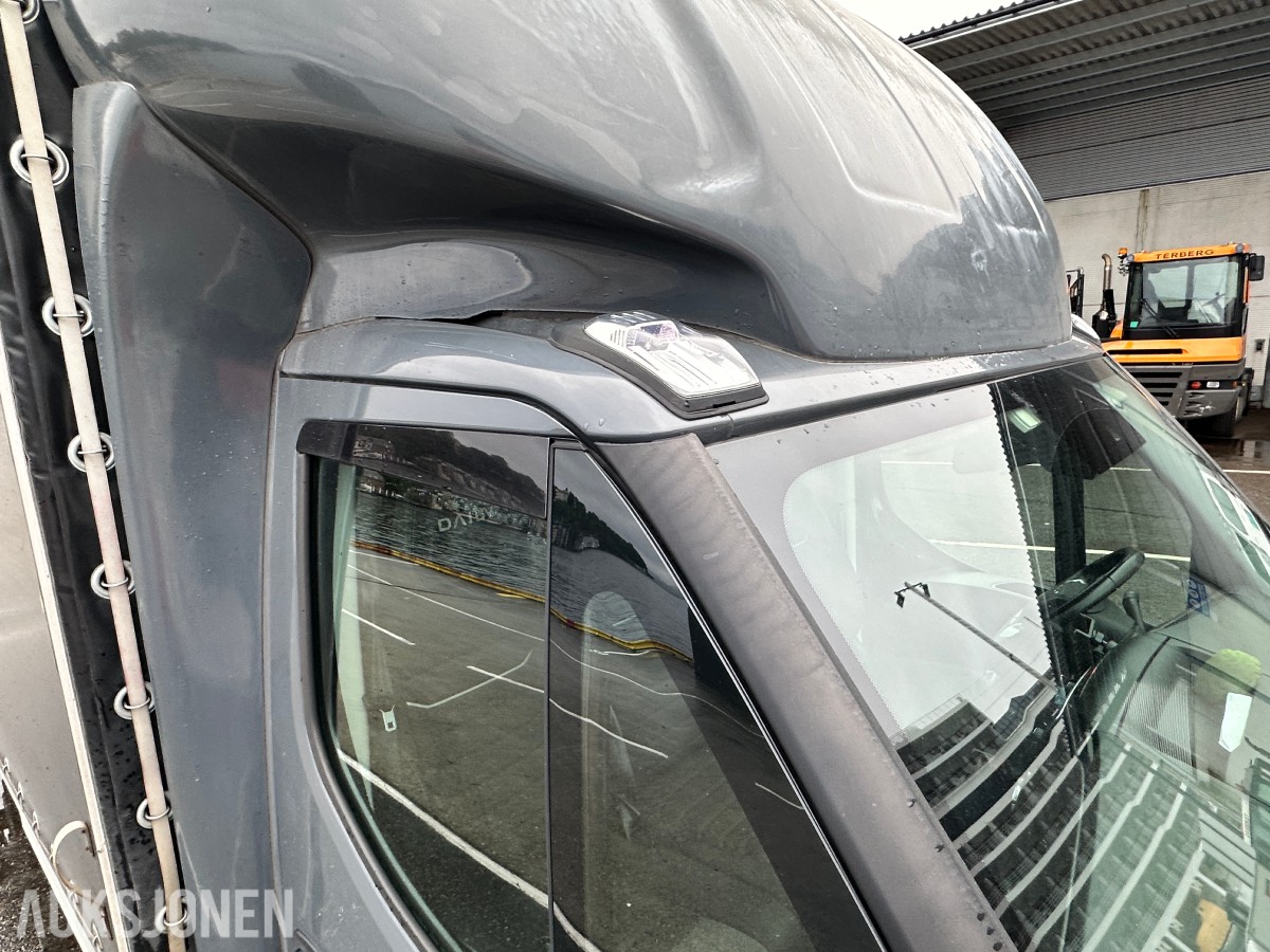 2022 Iveco DAILY 35S18 varebil, kapellpåbygg og Dhollandia bakløfter, 93311km