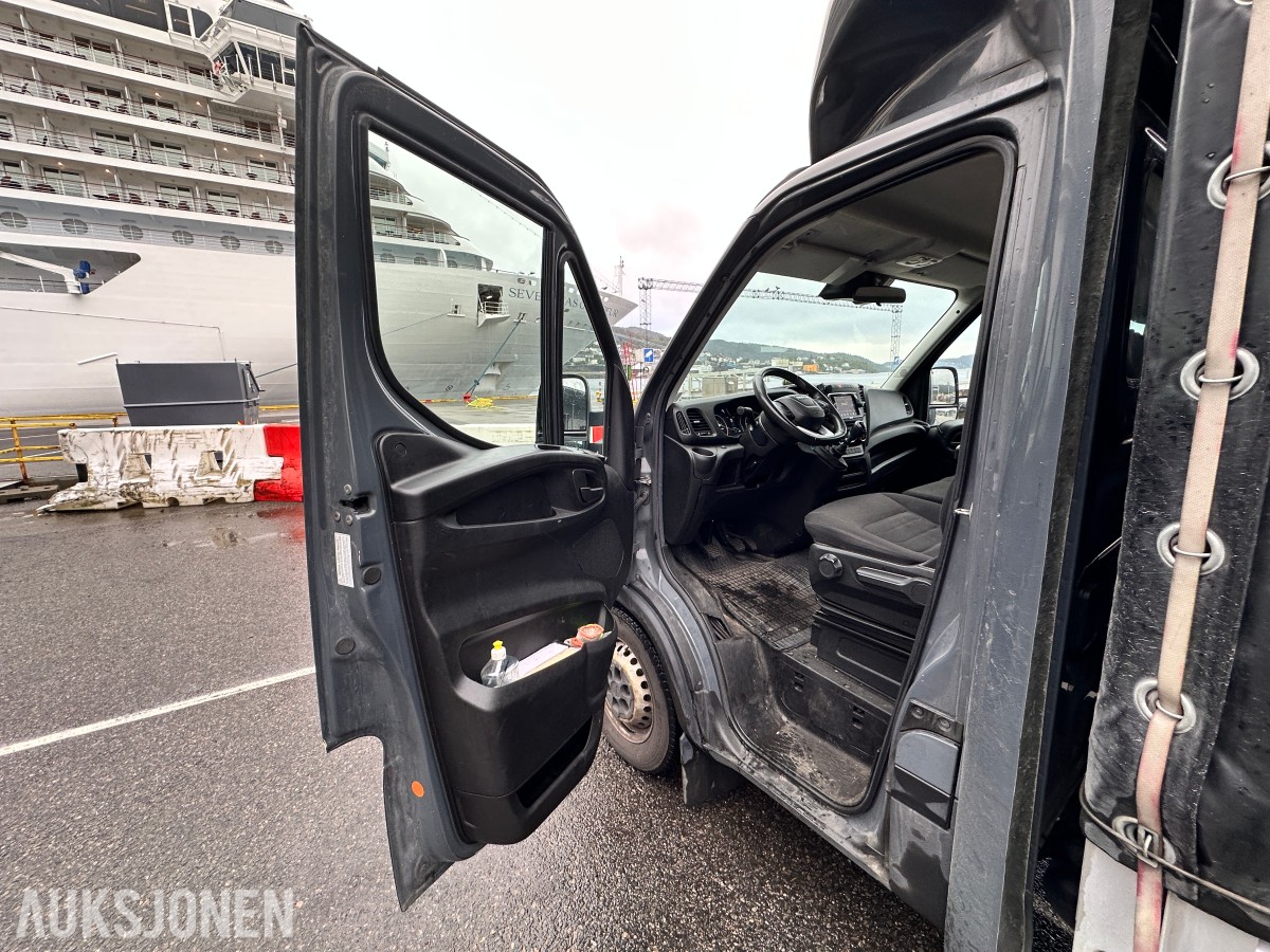 2022 Iveco DAILY 35S18 varebil, kapellpåbygg og Dhollandia bakløfter, 93311km