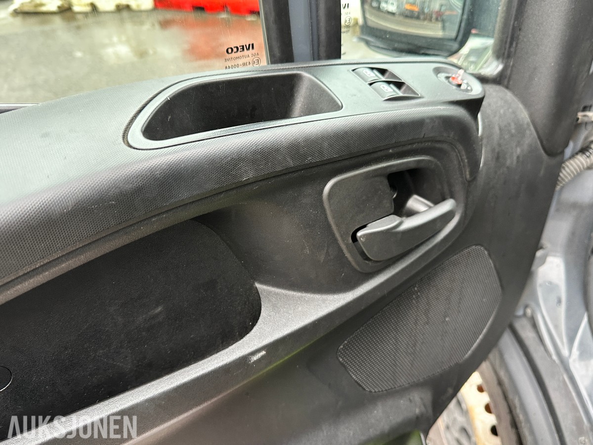 2022 Iveco DAILY 35S18 varebil, kapellpåbygg og Dhollandia bakløfter, 93311km