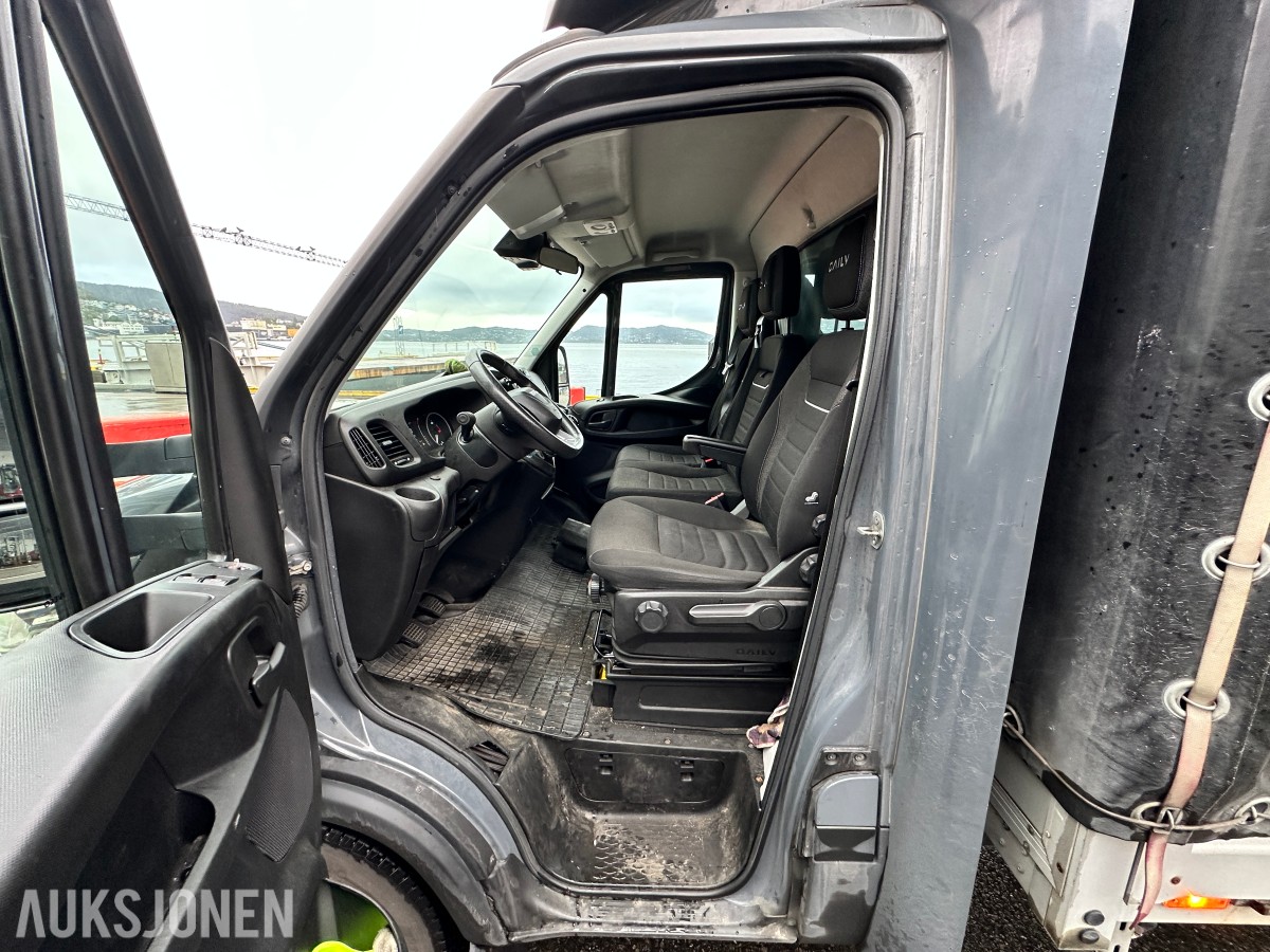 2022 Iveco DAILY 35S18 varebil, kapellpåbygg og Dhollandia bakløfter, 93311km