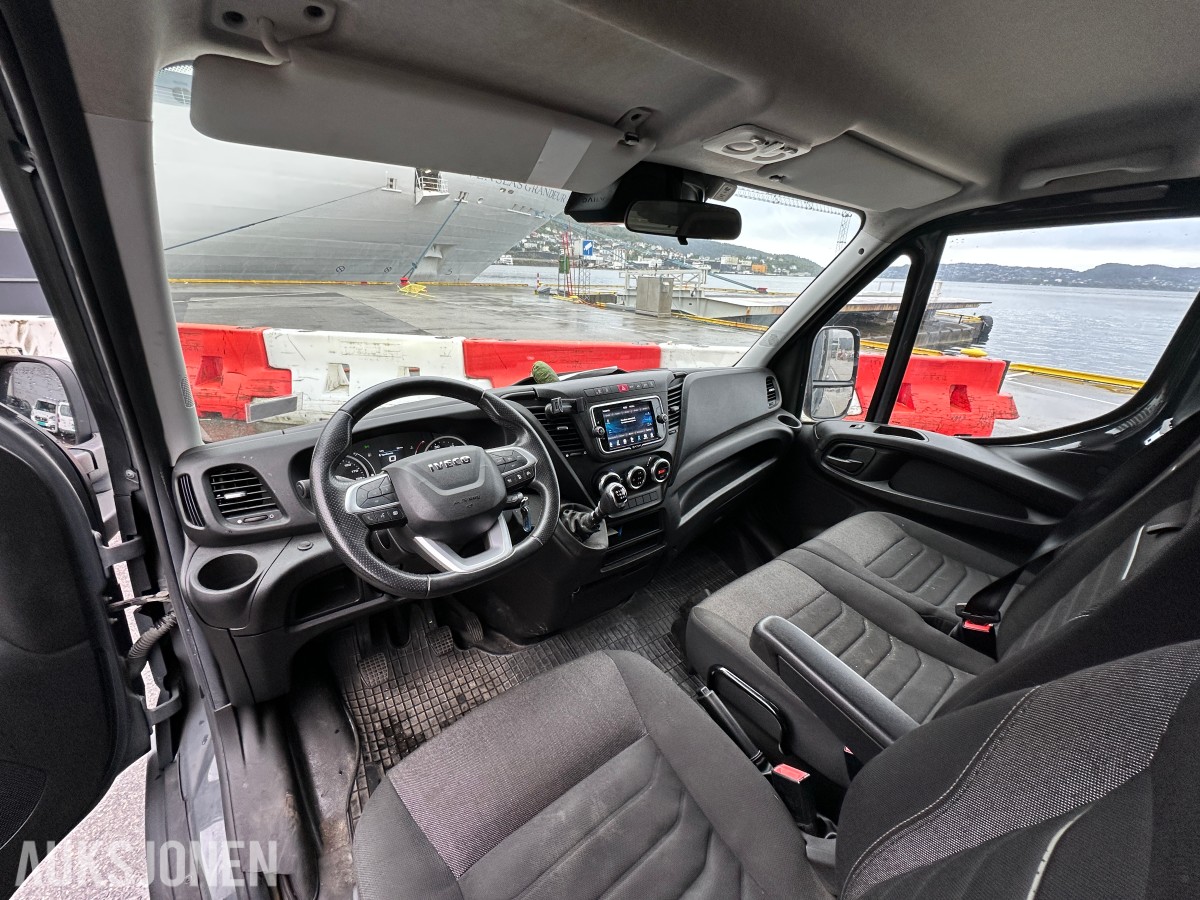 2022 Iveco DAILY 35S18 varebil, kapellpåbygg og Dhollandia bakløfter, 93311km