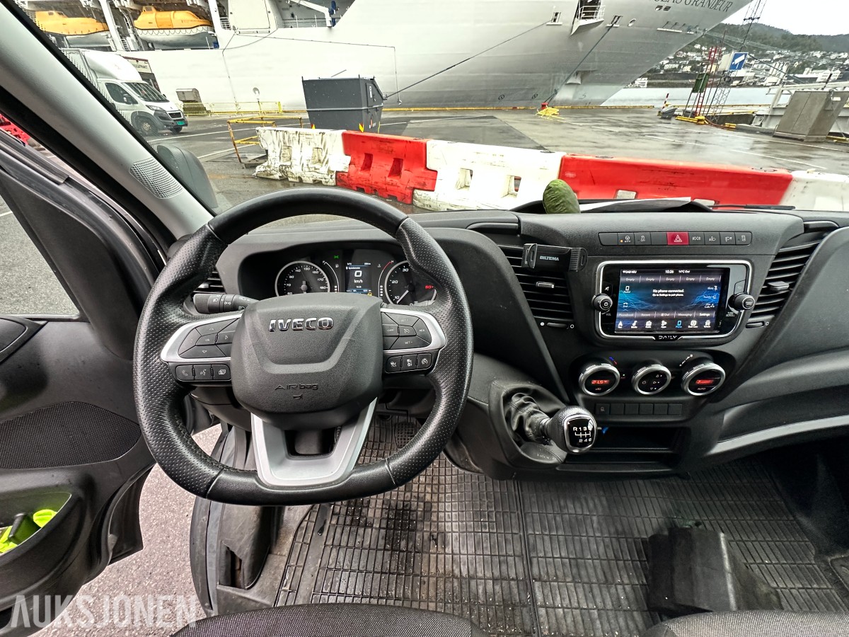 2022 Iveco DAILY 35S18 varebil, kapellpåbygg og Dhollandia bakløfter, 93311km