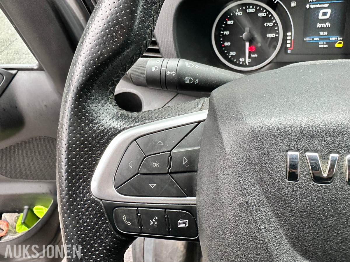 2022 Iveco DAILY 35S18 varebil, kapellpåbygg og Dhollandia bakløfter, 93311km