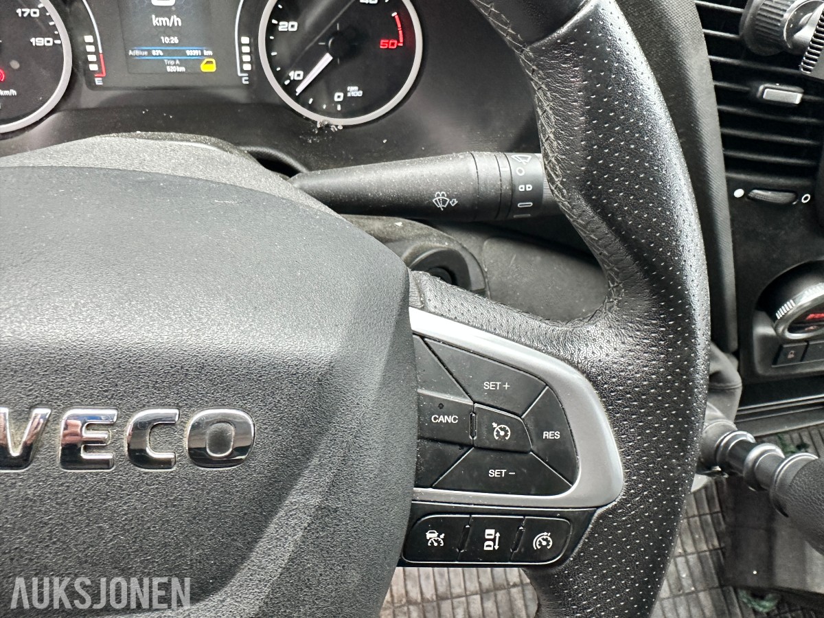2022 Iveco DAILY 35S18 varebil, kapellpåbygg og Dhollandia bakløfter, 93311km