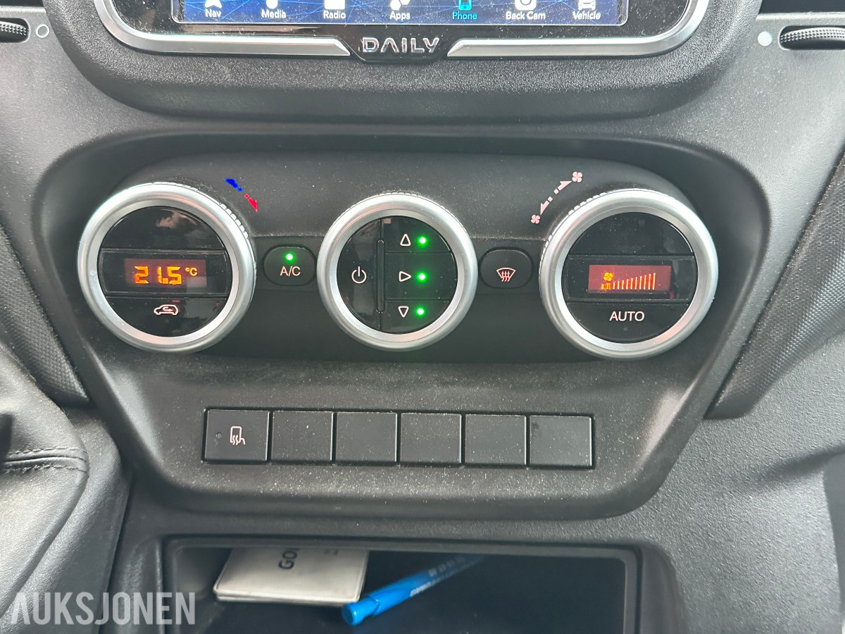 2022 Iveco DAILY 35S18 varebil, kapellpåbygg og Dhollandia bakløfter, 93311km