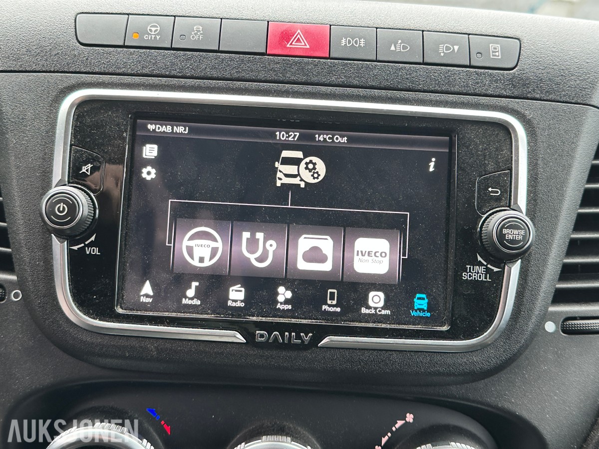 2022 Iveco DAILY 35S18 varebil, kapellpåbygg og Dhollandia bakløfter, 93311km