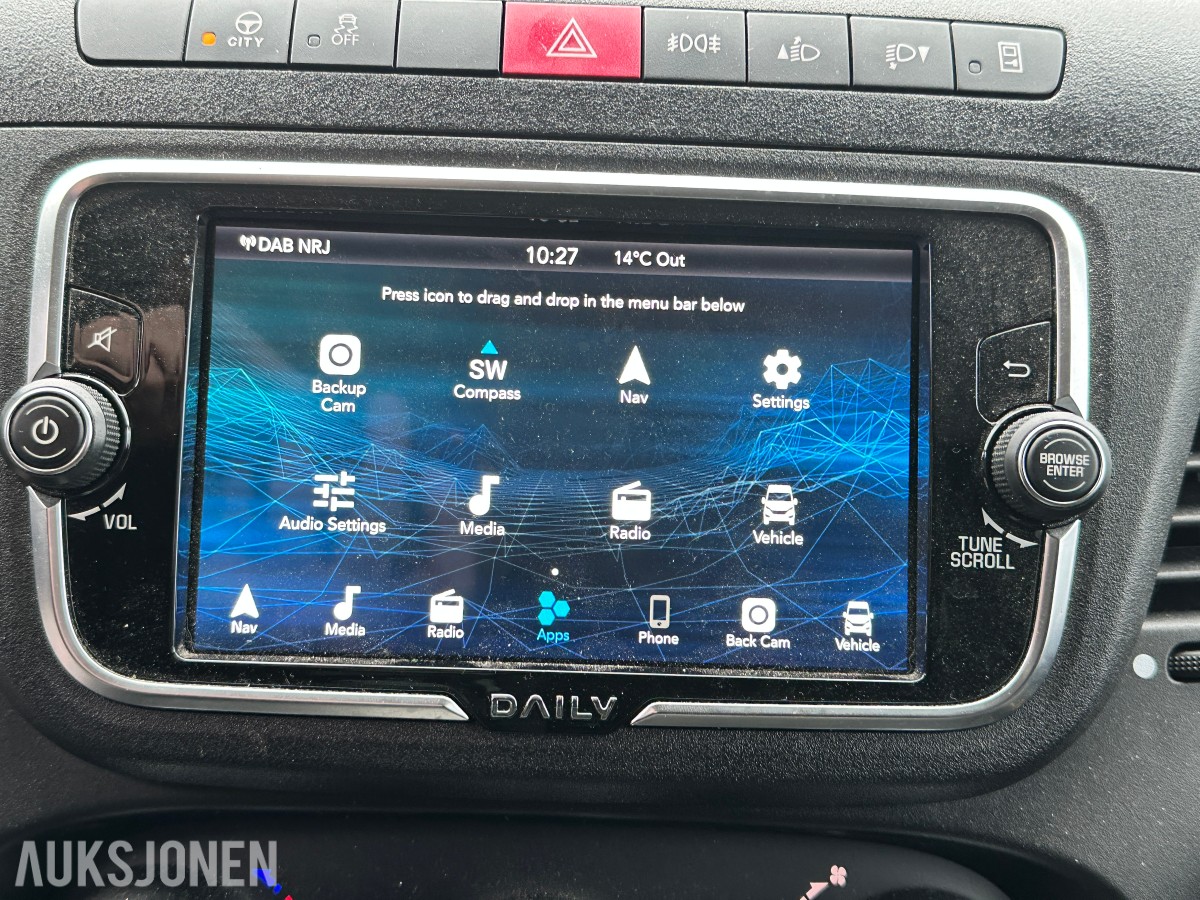 2022 Iveco DAILY 35S18 varebil, kapellpåbygg og Dhollandia bakløfter, 93311km