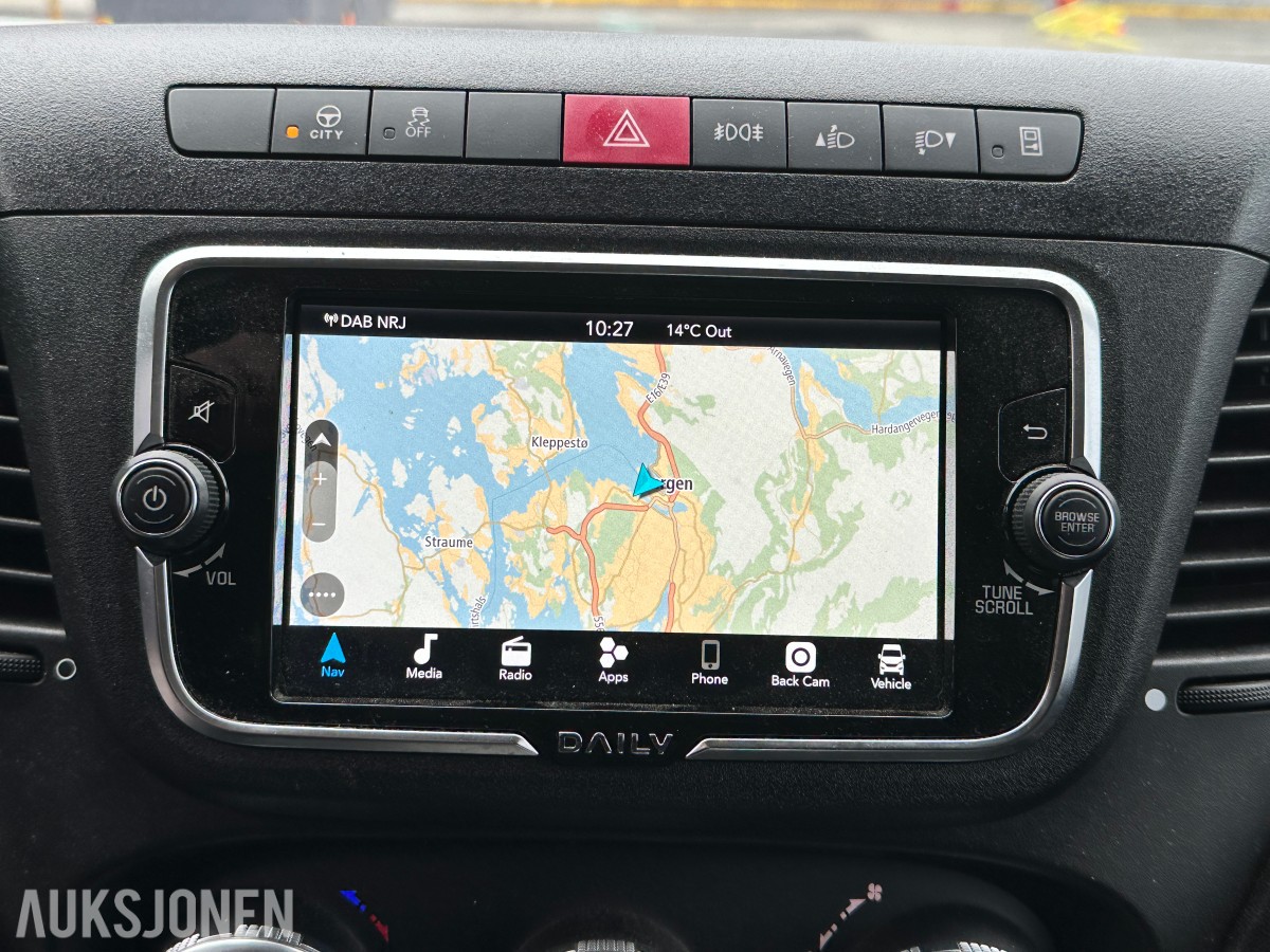 2022 Iveco DAILY 35S18 varebil, kapellpåbygg og Dhollandia bakløfter, 93311km
