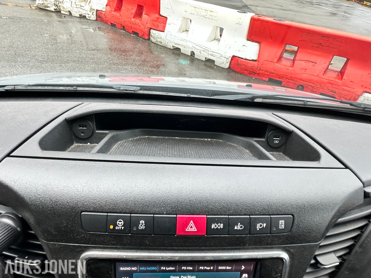 2022 Iveco DAILY 35S18 varebil, kapellpåbygg og Dhollandia bakløfter, 93311km