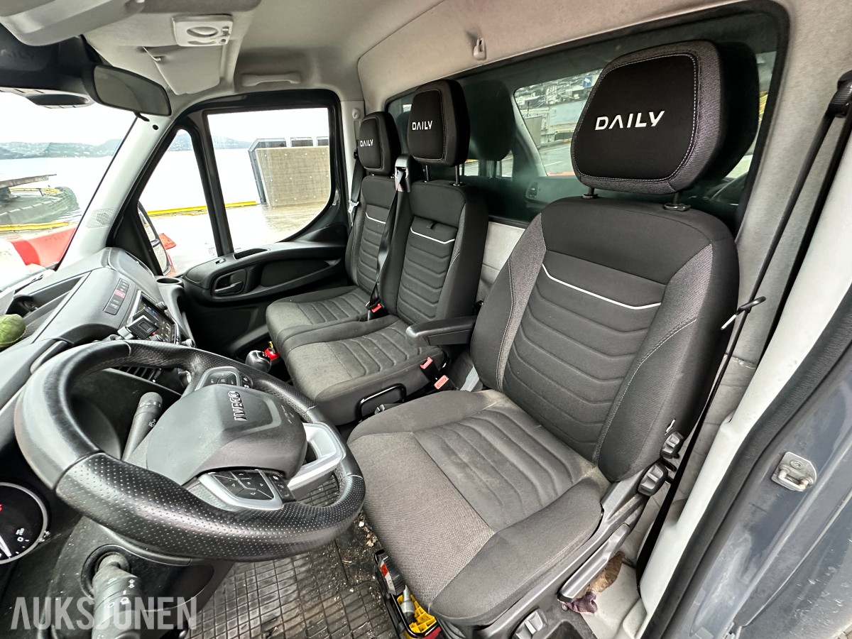 2022 Iveco DAILY 35S18 varebil, kapellpåbygg og Dhollandia bakløfter, 93311km