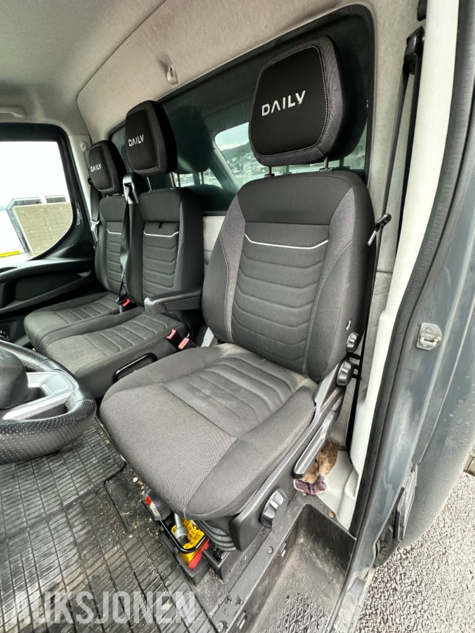 2022 Iveco DAILY 35S18 varebil, kapellpåbygg og Dhollandia bakløfter, 93311km