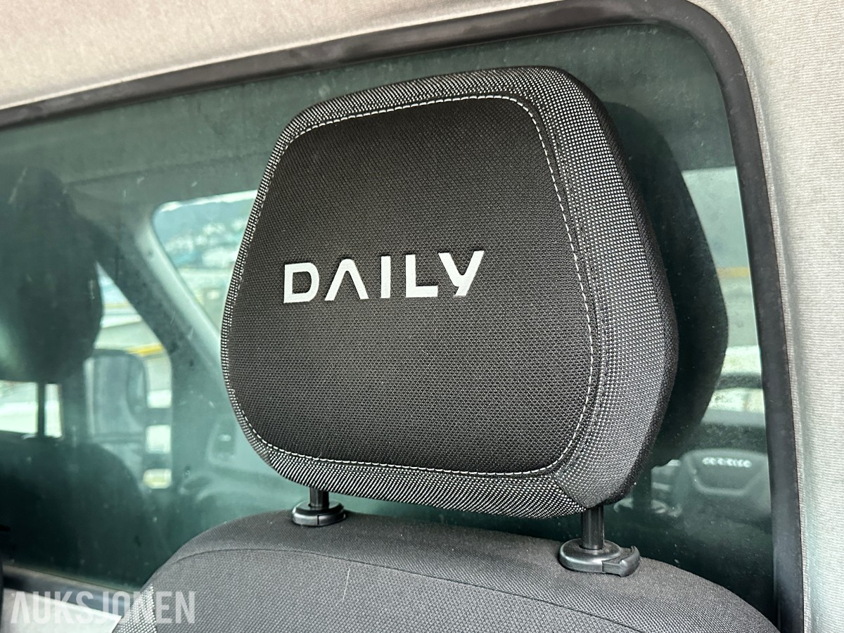 2022 Iveco DAILY 35S18 varebil, kapellpåbygg og Dhollandia bakløfter, 93311km