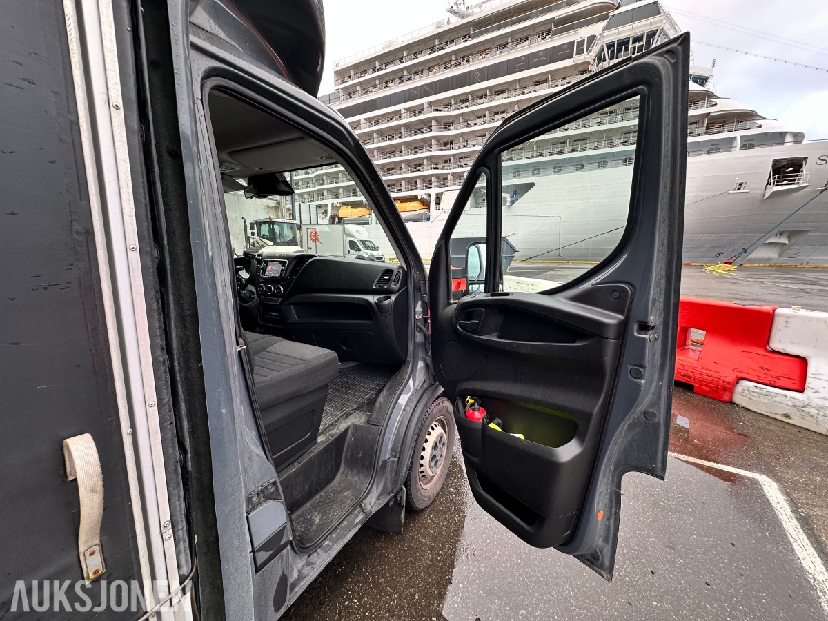 2022 Iveco DAILY 35S18 varebil, kapellpåbygg og Dhollandia bakløfter, 93311km