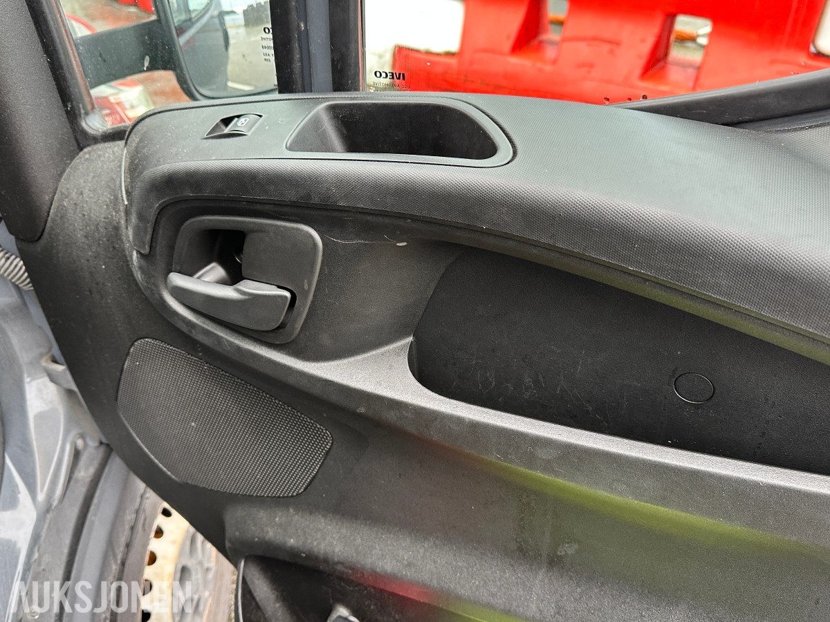 2022 Iveco DAILY 35S18 varebil, kapellpåbygg og Dhollandia bakløfter, 93311km