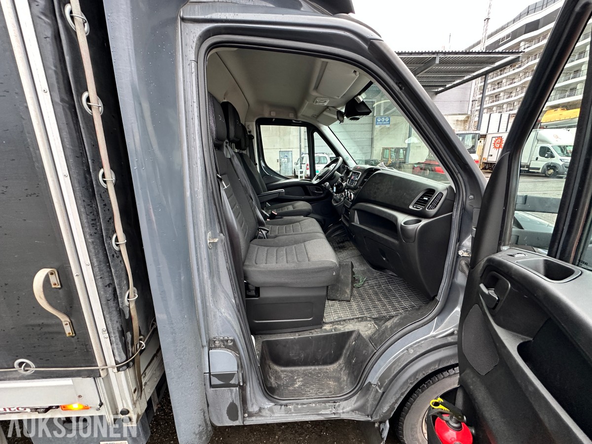 2022 Iveco DAILY 35S18 varebil, kapellpåbygg og Dhollandia bakløfter, 93311km