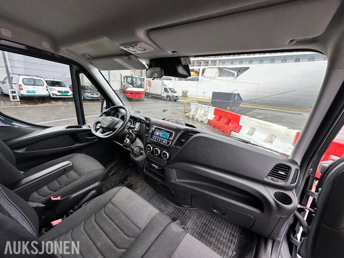 2022 Iveco DAILY 35S18 varebil, kapellpåbygg og Dhollandia bakløfter, 93311km