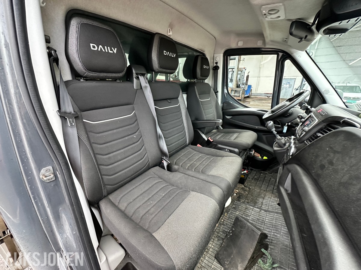2022 Iveco DAILY 35S18 varebil, kapellpåbygg og Dhollandia bakløfter, 93311km