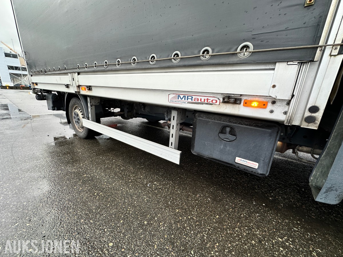 2022 Iveco DAILY 35S18 varebil, kapellpåbygg og Dhollandia bakløfter, 93311km