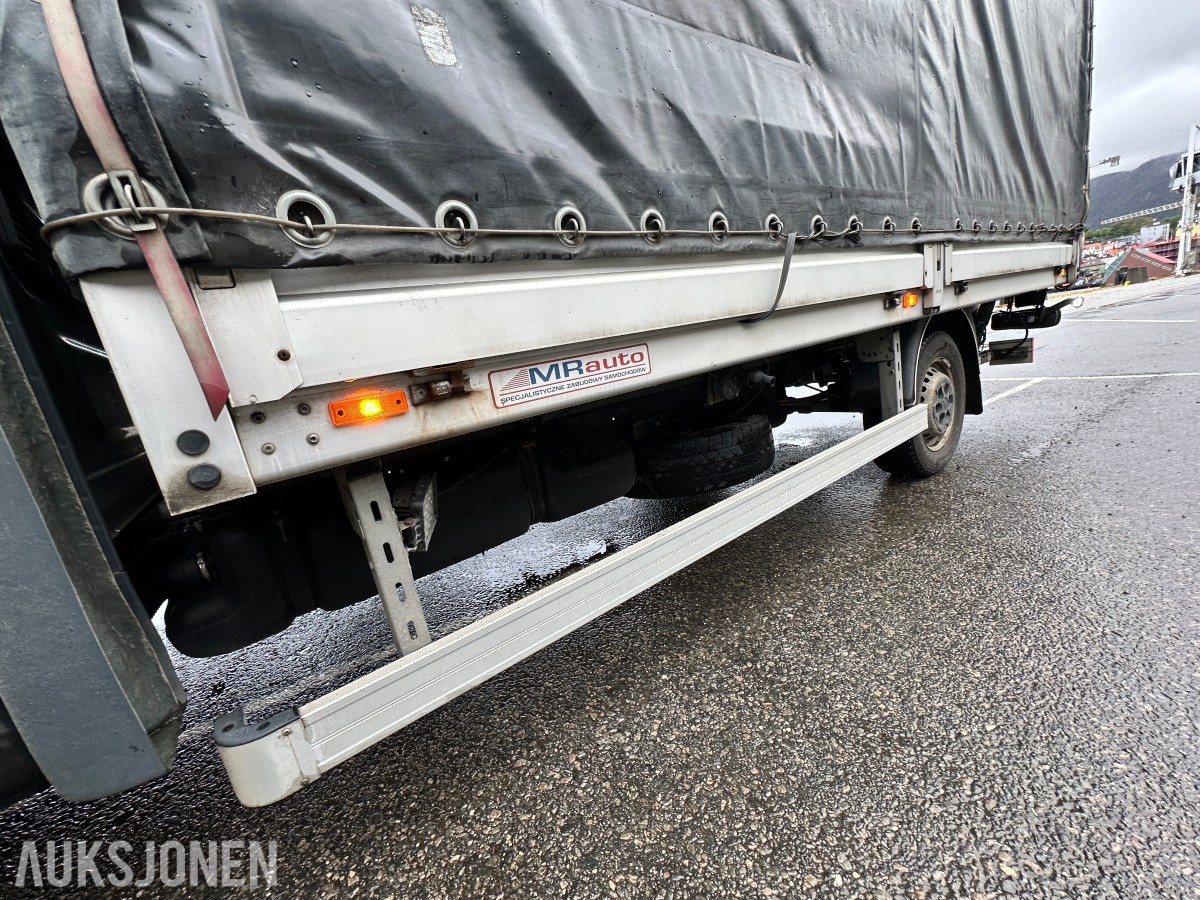 2022 Iveco DAILY 35S18 varebil, kapellpåbygg og Dhollandia bakløfter, 93311km