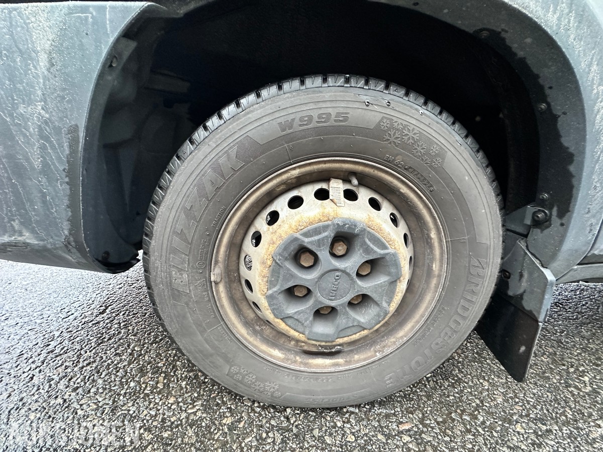 2022 Iveco DAILY 35S18 varebil, kapellpåbygg og Dhollandia bakløfter, 93311km