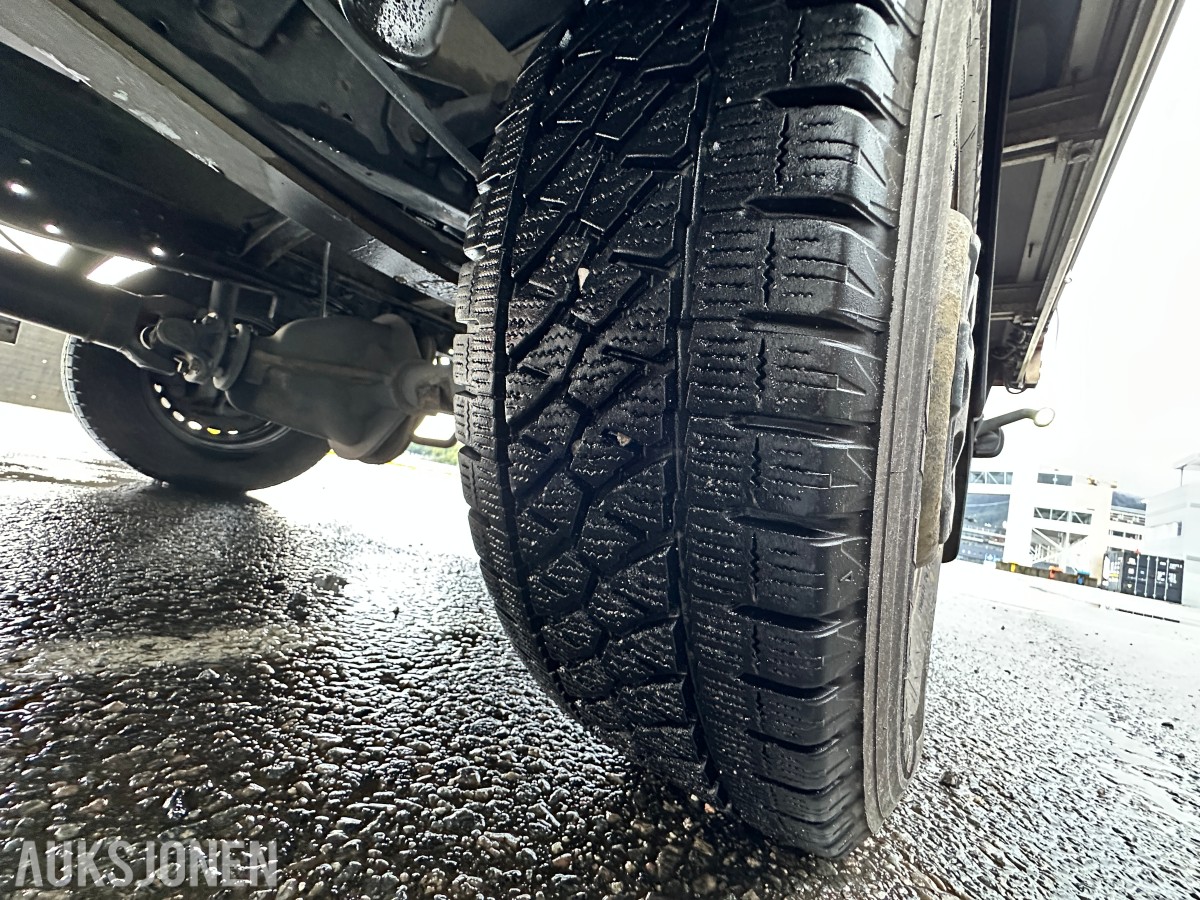 2022 Iveco DAILY 35S18 varebil, kapellpåbygg og Dhollandia bakløfter, 93311km