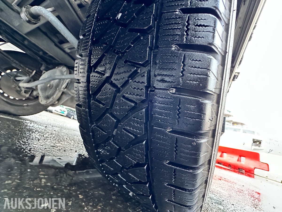 2022 Iveco DAILY 35S18 varebil, kapellpåbygg og Dhollandia bakløfter, 93311km