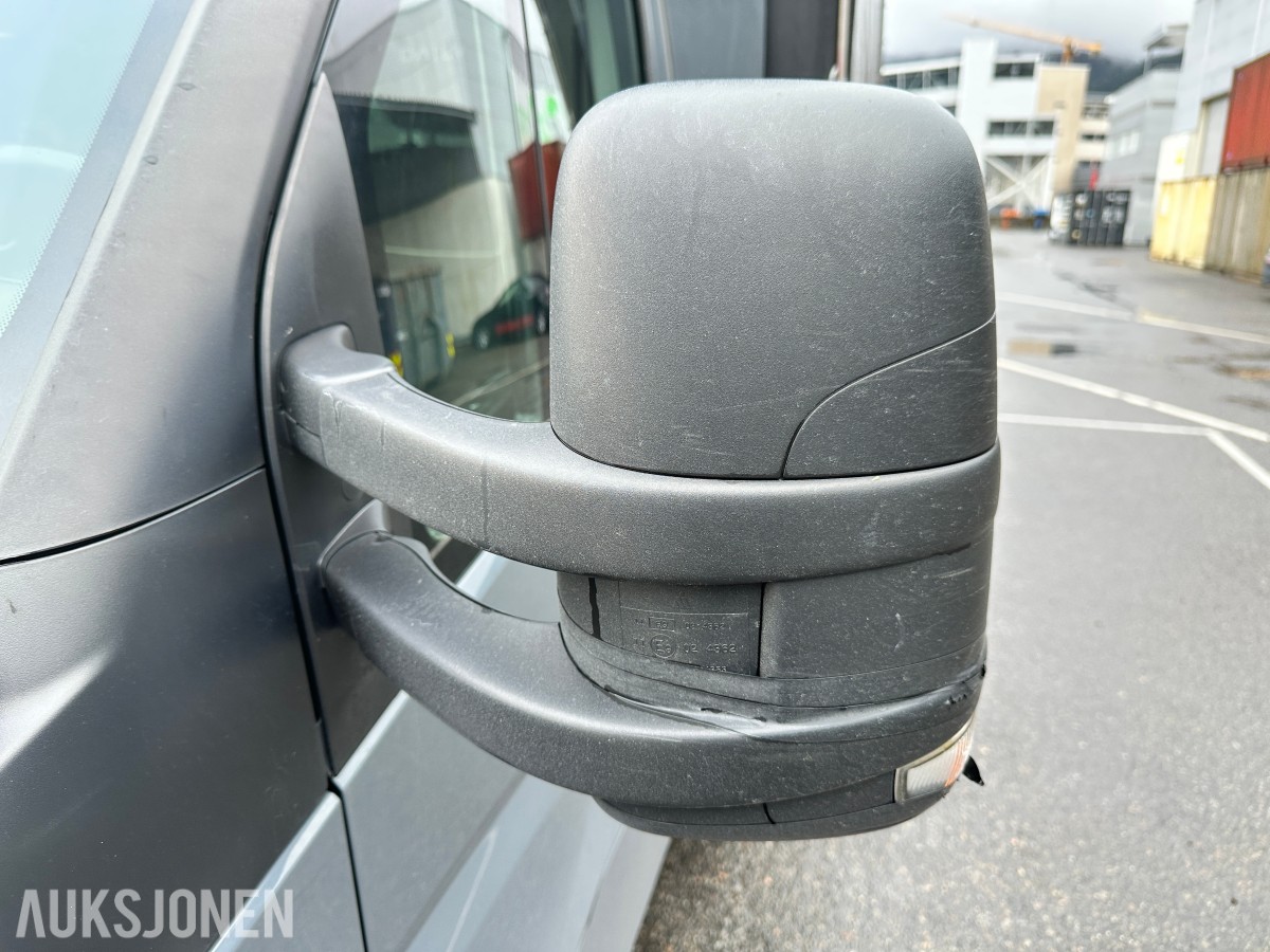 2022 Iveco DAILY 35S18 varebil, kapellpåbygg og Dhollandia bakløfter, 93311km