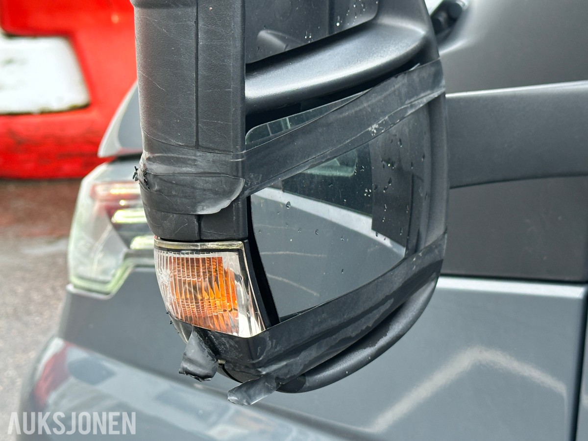 2022 Iveco DAILY 35S18 varebil, kapellpåbygg og Dhollandia bakløfter, 93311km
