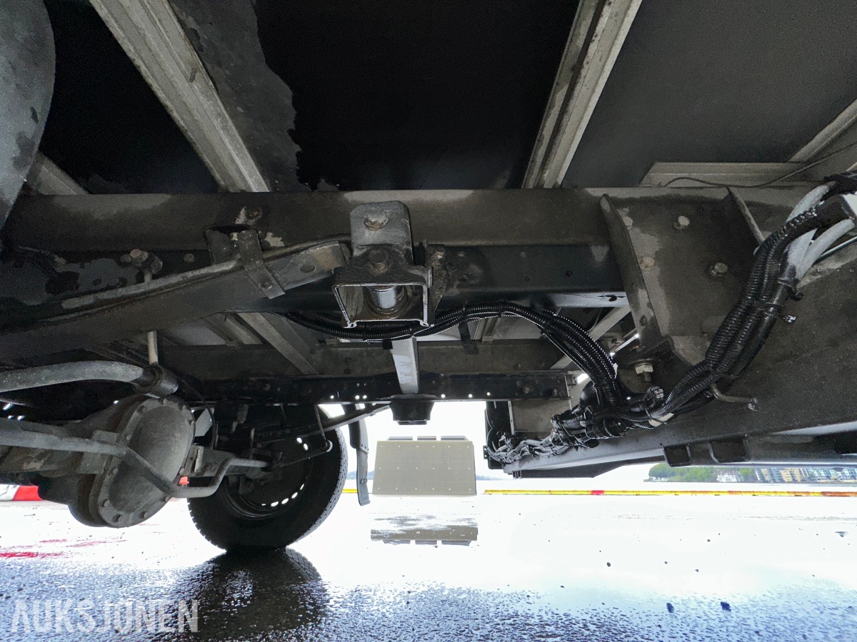 2022 Iveco DAILY 35S18 varebil, kapellpåbygg og Dhollandia bakløfter, 93311km