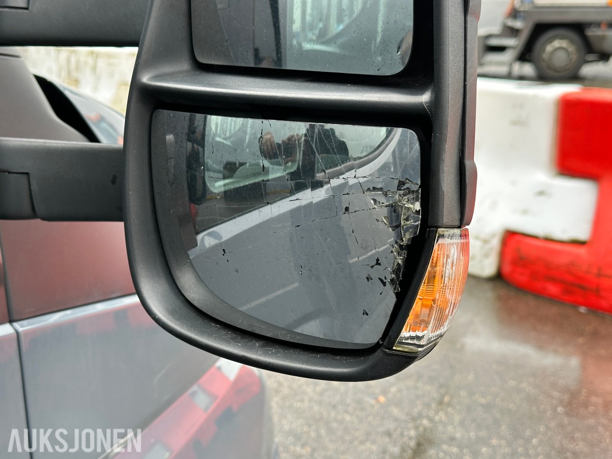 2022 Iveco DAILY 35S18 varebil, kapellpåbygg og Dhollandia bakløfter, 93311km