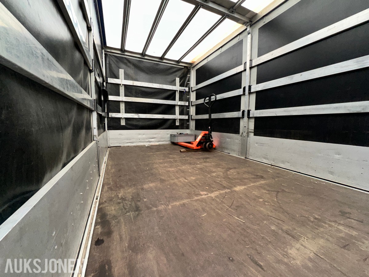 2022 Iveco DAILY 35S18 varebil, kapellpåbygg og Dhollandia bakløfter, 93311km