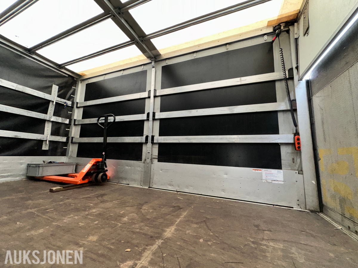 2022 Iveco DAILY 35S18 varebil, kapellpåbygg og Dhollandia bakløfter, 93311km