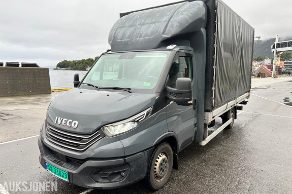 2022 Iveco DAILY 35S18 varebil, kapellpåbygg og Dhollandia bakløfter, 93311km