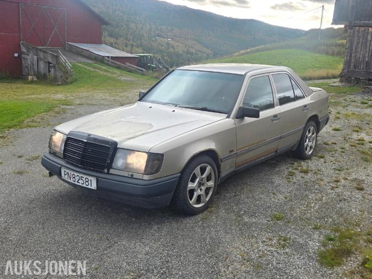 1988 Mercedes-Benz 300 E 3.0 Automat, Soltak, Skinnseter