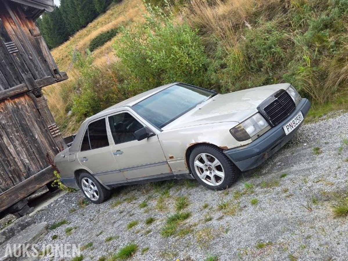 1988 Mercedes-Benz 300 E 3.0 Automat, Soltak, Skinnseter