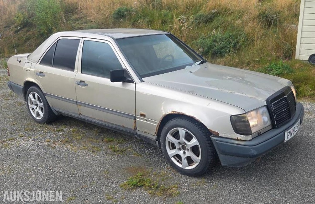 1988 Mercedes-Benz 300 E 3.0 Automat, Soltak, Skinnseter