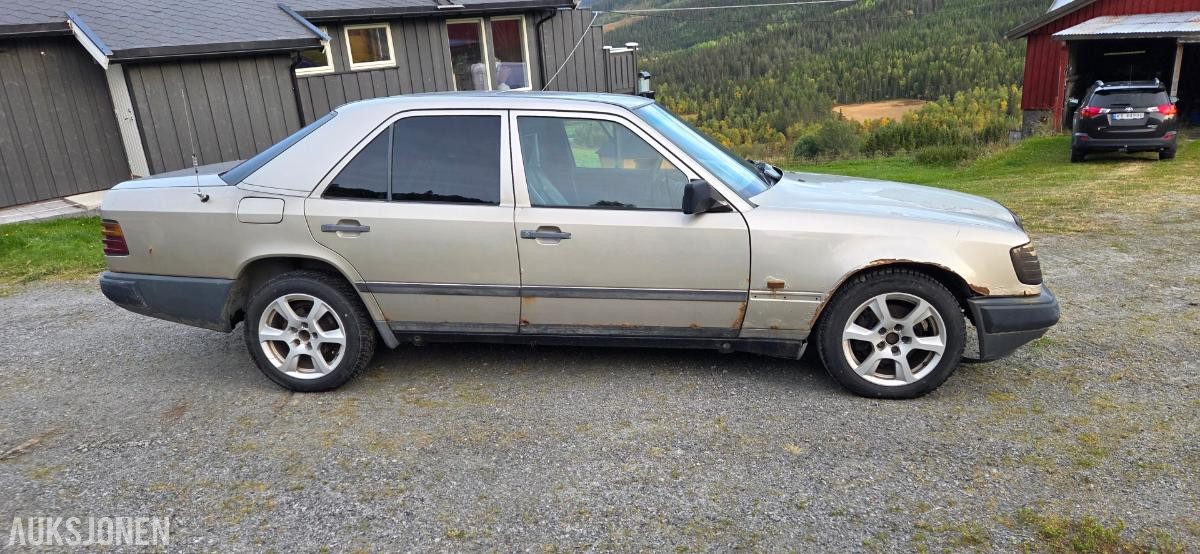 1988 Mercedes-Benz 300 E 3.0 Automat, Soltak, Skinnseter