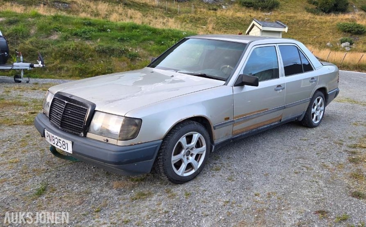 1988 Mercedes-Benz 300 E 3.0 Automat, Soltak, Skinnseter