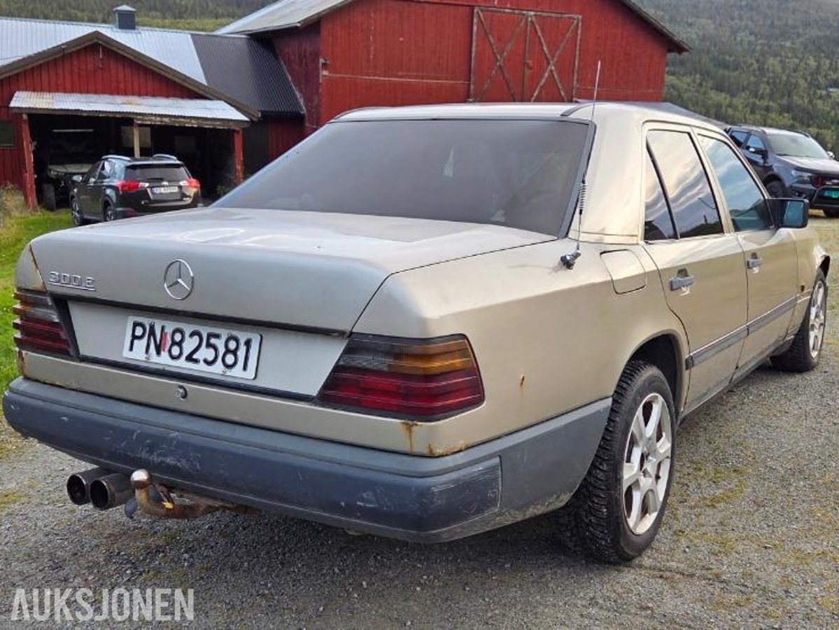 1988 Mercedes-Benz 300 E 3.0 Automat, Soltak, Skinnseter