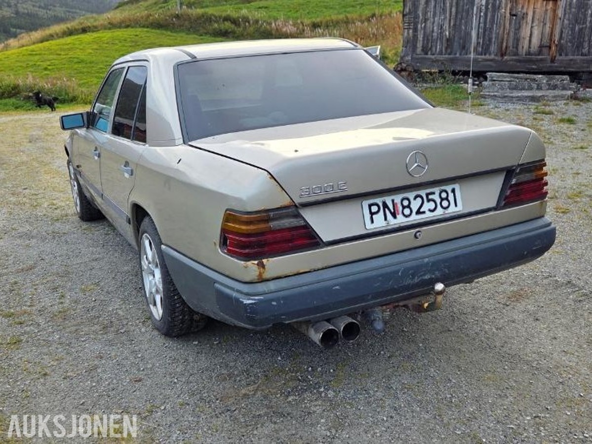 1988 Mercedes-Benz 300 E 3.0 Automat, Soltak, Skinnseter