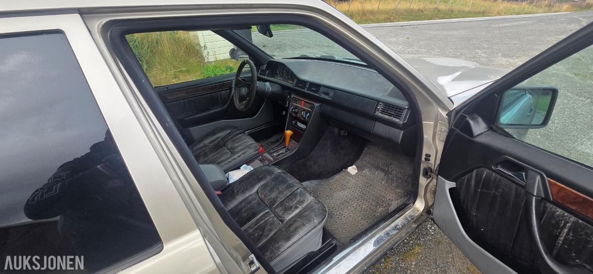 1988 Mercedes-Benz 300 E 3.0 Automat, Soltak, Skinnseter